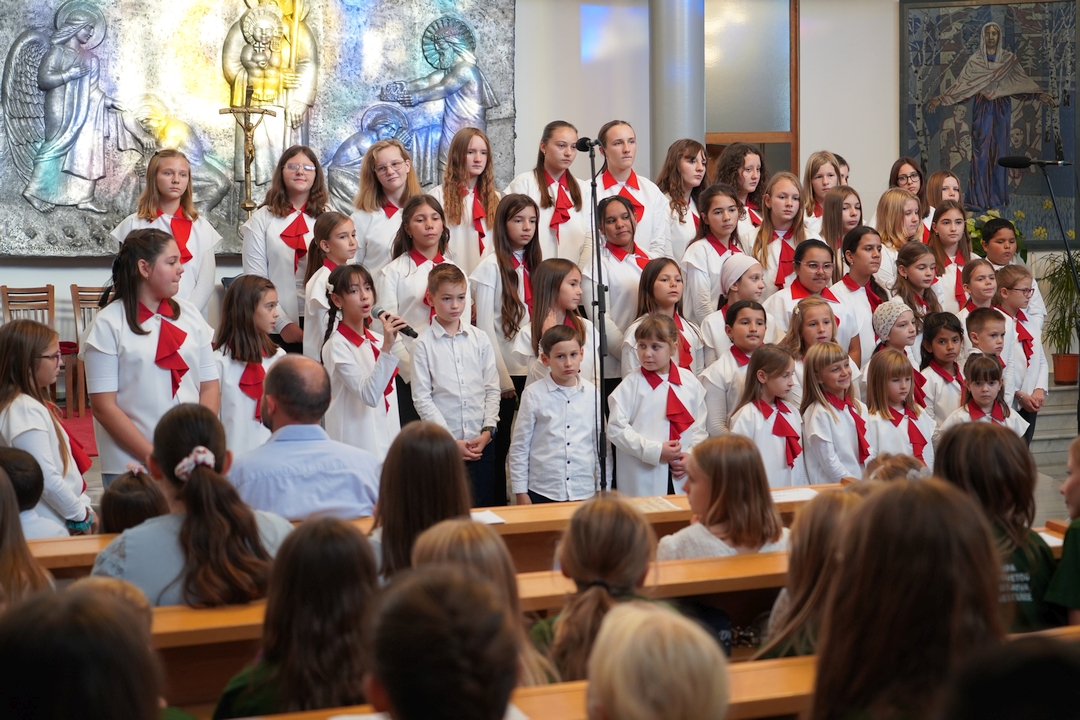 Više od 400 djece pjesmom slavilo Boga na Zlatnoj harfi u Varaždinu